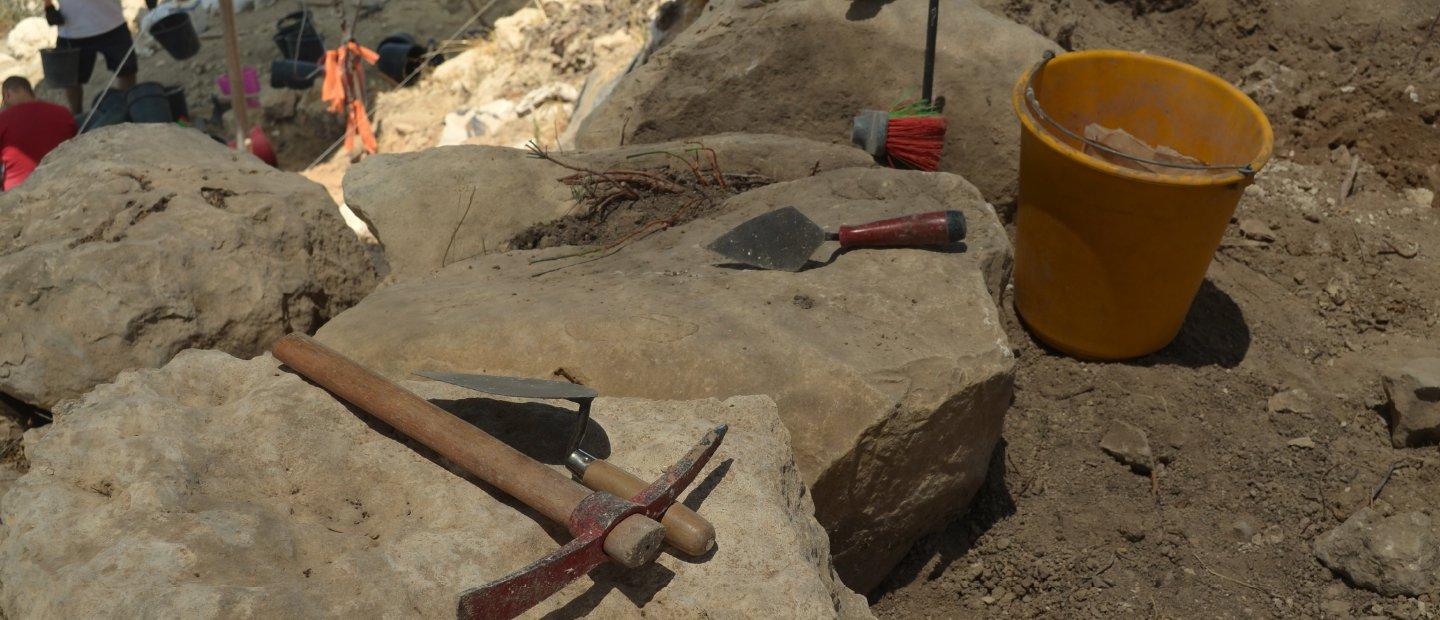 考古挖掘现场，岩石上的工具.